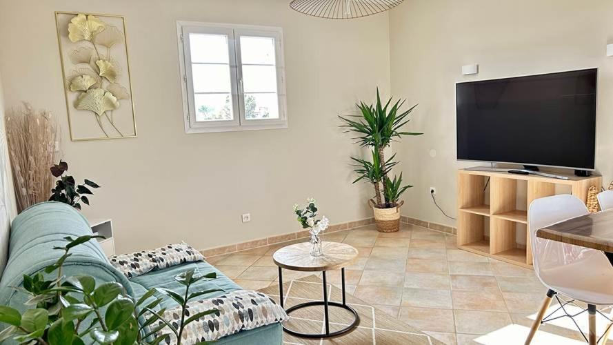 2 Hebergements - 10 Couchages - Parking, Piscine, Jacuzzi - Convivialite Roquebrune-sur-Argens Exterior photo
