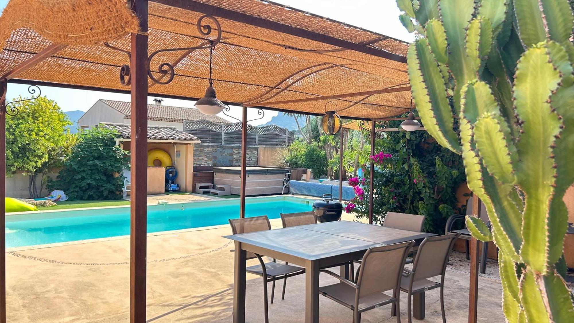2 Hebergements - 10 Couchages - Parking, Piscine, Jacuzzi - Convivialite Roquebrune-sur-Argens Exterior photo